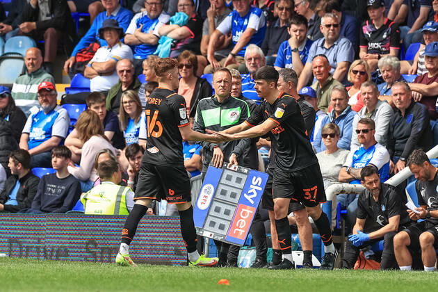 Sky Bet Championship Peterborough v Blackpool Luke Mariette 37 of Blackpool makes his club debut as he comes on for Sonny Carey 16 of Blackpool Peterborough Weston Homes Stadium Cambridgeshire United Kingdom Copyright: xMarkxCosgrove NewsxImagesx