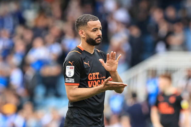 Sky Bet Championship Peterborough v Blackpool Kevin Stewart 6 of Blackpool applauds the traveling fans Peterborough Weston Homes Stadium Cambridgeshire United Kingdom Copyright: xMarkxCosgrove NewsxImagesx