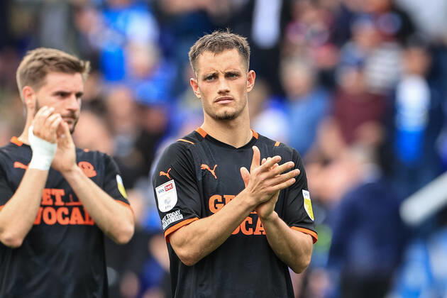 Sky Bet Championship Peterborough v Blackpool Jerry Yates 9 of Blackpool applauds the traveling fans Peterborough Weston Homes Stadium Cambridgeshire United Kingdom Copyright: xMarkxCosgrove NewsxImagesx