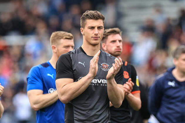 Sky Bet Championship Peterborough v Blackpool Stuart Moore 13 of Blackpool applauds the traveling fans Peterborough Weston Homes Stadium Cambridgeshire United Kingdom Copyright: xMarkxCosgrove NewsxImagesx