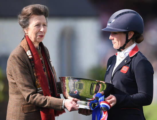 Prinzessin Anne bei Siegerehrung der Badminton Horse Trials