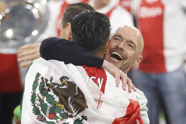 AMSTERDAM , 11-05-2022 , Johan Cruijff Arena , Dutch Football Eredivisie , season 2021 2022 , Ajax vs Heerenveen 5-0. Ajax wins it s 36 League title. Ajax player Edson Alvarez and Erik ten Hag celebrating the league win Ajax - Heerenveen  x16551673x Copyright: