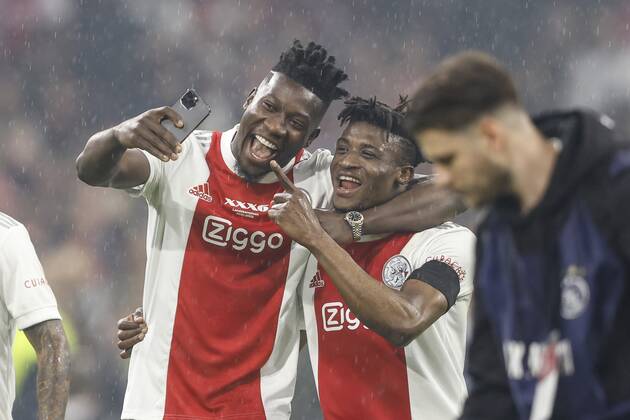 AMSTERDAM , 11-05-2022 , Johan Cruijff Arena , Dutch Football Eredivisie , season 2021 2022 , Ajax vs Heerenveen , Ajax goalkeeper Andre Onana and Ajax player Mohammed Kudus Ajax - Heerenveen  x16552554x Copyright: