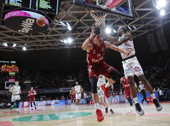 15 05 2022, Play Off 2 FC Bayern Basketball vs Chemnitz, Audi Dome Munich, basketball, sports, in picture Nihat Djedovic FCB Basketball stopped by Isiaha Mike Chemnitz