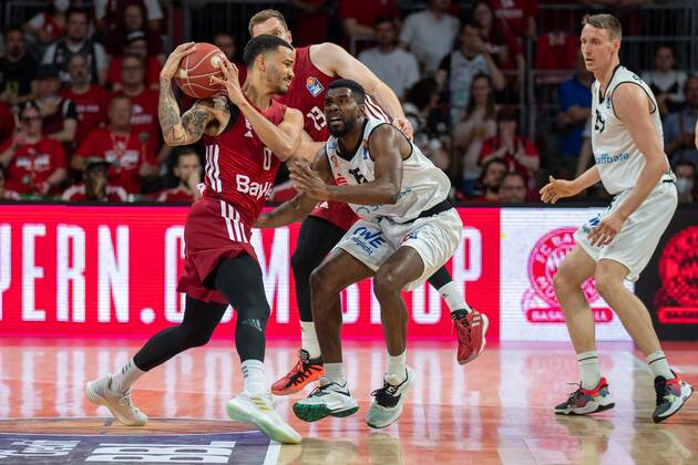 Nick Weiler Babb 0 FC Bayern , Frantz Massenat 15 Niners Chemnitz , FC Bayern Basketball vs Niners Chemnitz, easyCredit BBL Playoffs, Quarterfinals, 15 05 2022 Muenchen Bayern Germany Copyright: xkolbert-press UlrichxGamelx