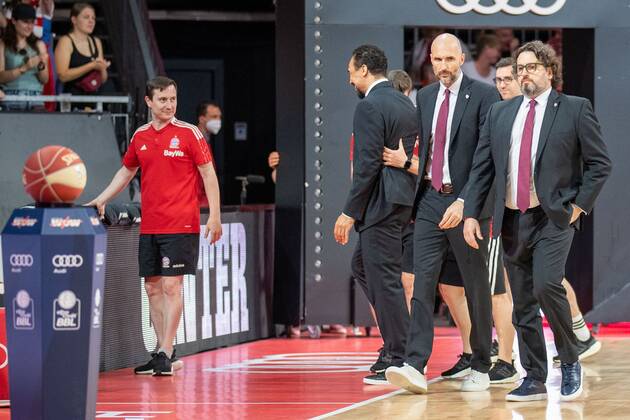 Head Coach Andrea Trinchieri FC Bayern with his fellow coach, FC Bayern Basketball vs Niners Chemnitz, easyCredit BBL Playoffs, Quarterfinals, 15 05 2022 Muenchen Bayern Germany Copyright: xkolbert-press UlrichxGamelx