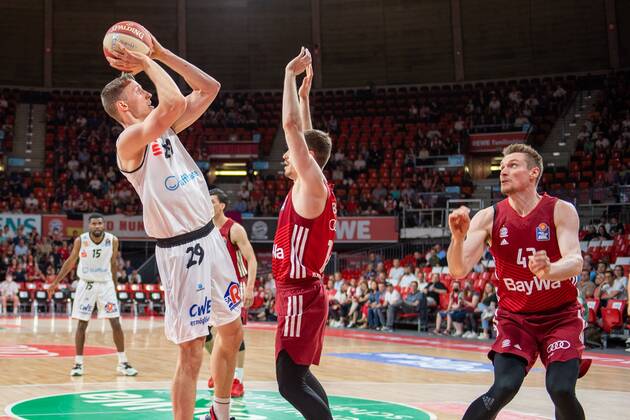 Mindaugas Susinskas 29 Niners Chemnitz , Andreas Obst 13 FC Bayern , Leon Radosevic 43 FC Bayern , FC Bayern Basketball vs Niners Chemnitz, easyCredit BBL Playoffs, Quarterfinals, 15 05 2022 Muenchen Bayern Germany Copyright: xkolbert-press UlrichxGamelx