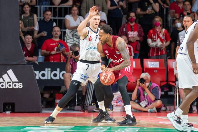 Jonas Richter 7 Niners Chemnitz , Thomas Deshaun 1 FC Bayern , FC Bayern Basketball vs Niners Chemnitz, easyCredit BBL Playoffs, Quarterfinals, 15 05 2022 Muenchen Bayern Germany Copyright: xkolbert-press UlrichxGamelx