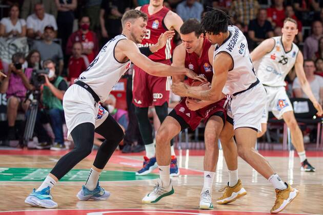 Niklas Wimberg 8 Niners Chemnitz , Zan Mark Sisko 31 FC Bayern , Nelson Weidemann 0 Niners Chemnitz , FC Bayern Basketball vs Niners Chemnitz, easyCredit BBL Playoffs, Quarterfinals, 15 05 2022 Munich Bavaria Germany Copyright: xkolbert-press UlrichxGamelx