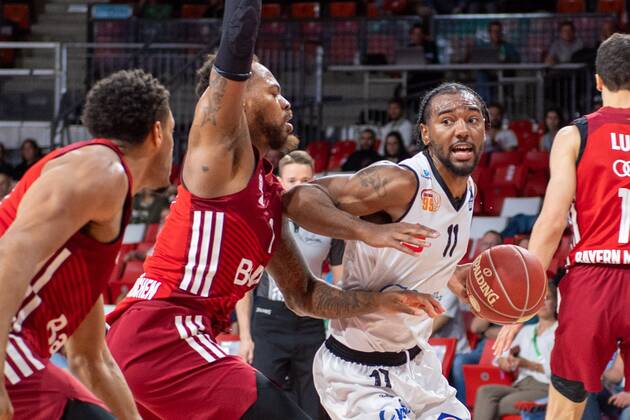 Thomas Deshaun 1 FC Bayern , Isiaha Mike 11 Niners Chemnitz , FC Bayern Basketball vs Niners Chemnitz, easyCredit BBL Playoffs, Quarterfinals, 15 05 2022 Muenchen Bayern Germany Copyright: xkolbert-press UlrichxGamelx