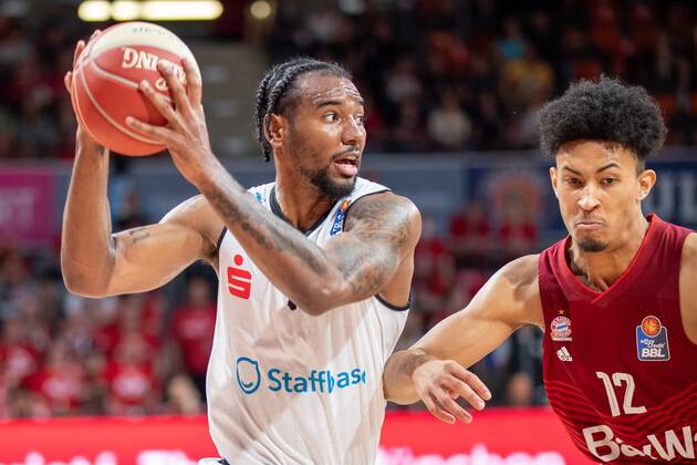 Isiaha Mike 11 Niners Chemnitz , Jason George 12 FC Bayern , FC Bayern Basketball vs Niners Chemnitz, easyCredit BBL Playoffs, Quarterfinals, 15 05 2022 Munich Bavaria Germany Copyright: xkolbert-press UlrichxGamelx