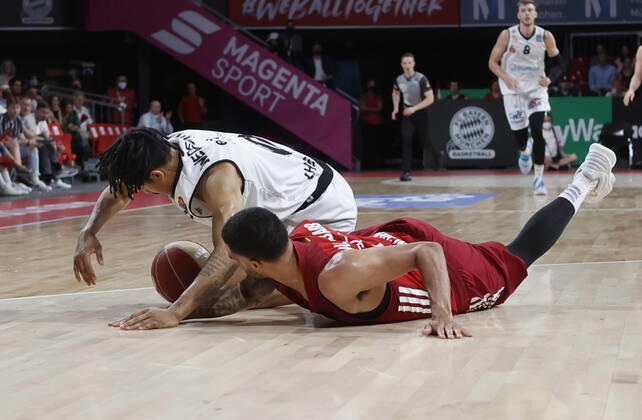 15 05 2022, Play Off 2 FC Bayern Basketball vs Chemnitz, Audi Dome Muenchen, basketball, sports, in the picture Nelson Weidemann Chemnitz vs Nick Weiler Babi FCB Basketball