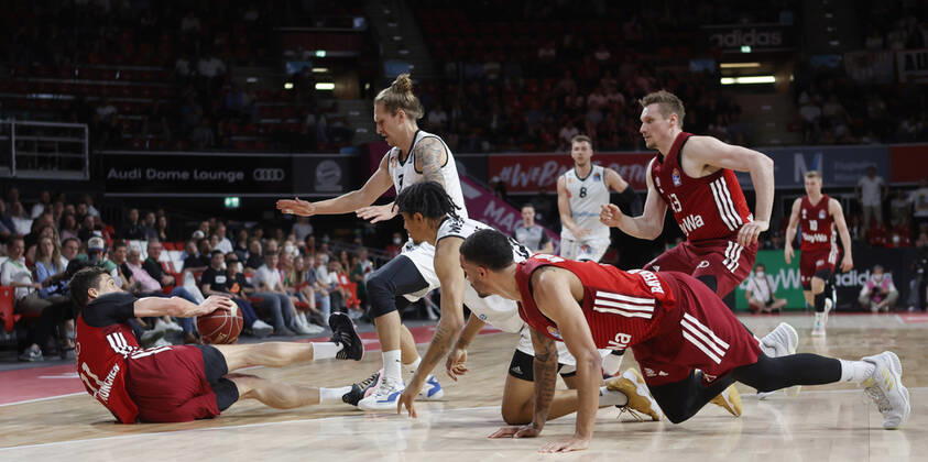 15 05 2022, Play Off 2 FC Bayern Basketball vs Chemnitz, Audi Dome Munich, Basketball, Sports, in the picture Vladimir Lucic FCB Basketball , Malte Ziegenhagen Chemnitz , Nelson Weidemann Chemnitz , Nick Weiler Babi FCB Basketball , Niklas Wimberg Chemnitz , Leon Radosevic FCB Basketball , Ognjen Jaramaz FCB Basketball