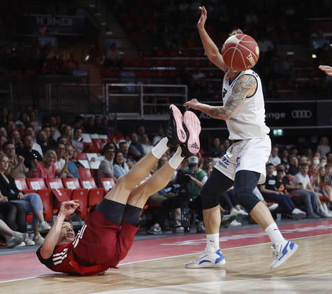 15 05 2022, Play Off 2 FC Bayern Basketball vs Chemnitz, Audi Dome Munich, Basketball, Sports, in the picture Isiaha Mike Chemnitz vs Malte Ziegenhagen Chemnitz