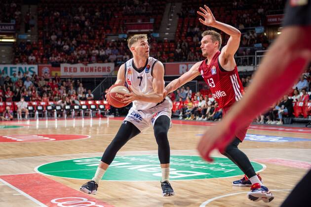 Jonas Richter 7 Niners Chemnitz , Leon Radosevic 43 FC Bayern , FC Bayern Basketball vs Niners Chemnitz, easyCredit BBL Playoffs, Quarterfinals, 15 05 2022 Munich Bavaria Germany Copyright: xkolbert-press UlrichxGamelx