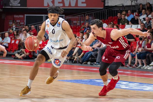 Nelson Weidemann 0 Niners Chemnitz , Nihad Dedovic 14 FC Bayern , FC Bayern Basketball vs Niners Chemnitz, easyCredit BBL Playoffs, Quarterfinals, 15 05 2022 Muenchen Bayern Germany Copyright: xkolbert-press UlrichxGamelx