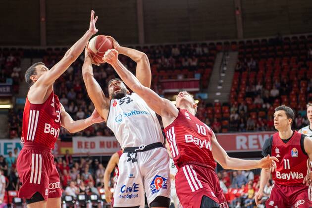 Zan Mark Sisko 31 FC Bayern , Trent Lockett 52 Niners Chemnitz , Ognjen Jaramaz 10 FC Bayern , FC Bayern Basketball vs Niners Chemnitz, easyCredit BBL Playoffs, Quarterfinals, 15 05 2022 Muenchen Bayern Germany Copyright: xkolbert-press UlrichxGamelx