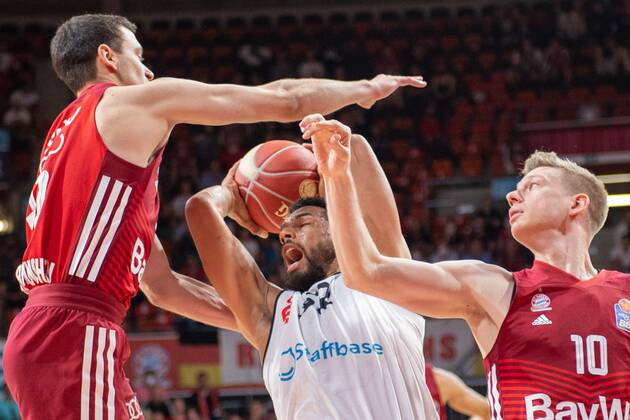 Zan Mark Sisko 31 FC Bayern , Trent Lockett 52 Niners Chemnitz , Ognjen Jaramaz 10 FC Bayern , FC Bayern Basketball vs Niners Chemnitz, easyCredit BBL Playoffs, Quarterfinals, 15 05 2022 Muenchen Bayern Germany Copyright: xkolbert-press UlrichxGamelx