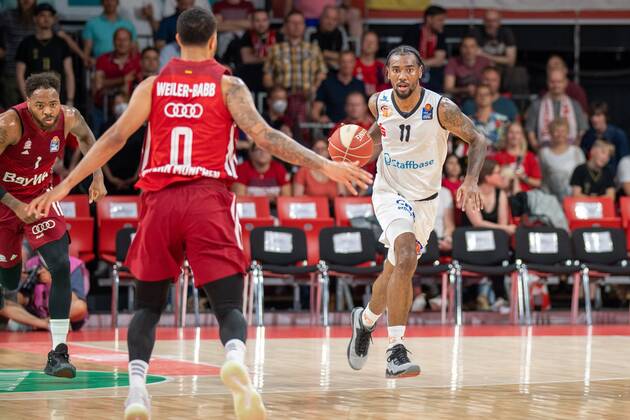 Nick Weiler Babb 0 FC Bayern , Isiaha Mike 11 Niners Chemnitz , FC Bayern Basketball vs Niners Chemnitz, easyCredit BBL Playoffs, Quarterfinals, 15 05 2022 Muenchen Bayern Germany Copyright: xkolbert-press UlrichxGamelx