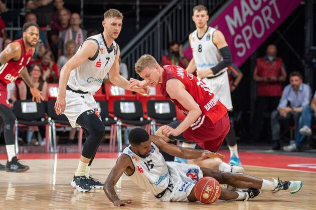 Ognjen Jaramaz 10 FC Bayern , Frantz Massenat 15 Niners Chemnitz , FC Bayern Basketball vs Niners Chemnitz, easyCredit BBL Playoffs, Quarterfinals, 15 05 2022 Muenchen Bayern Germany Copyright: xkolbert-press UlrichxGamelx