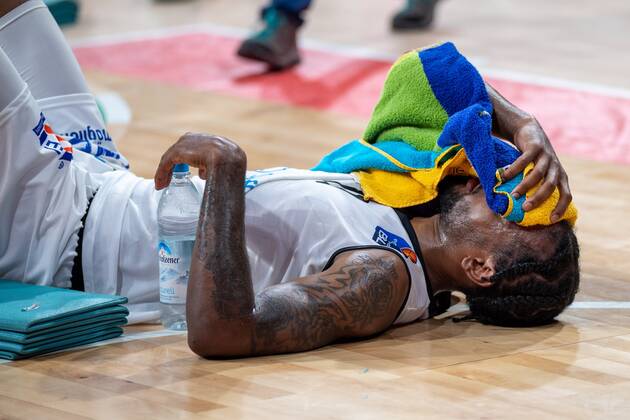 Isiaha Mike 11 Niners Chemnitz , disappointed on the floor, holding towel over his head, FC Bayern Basketball vs Niners Chemnitz, easyCredit BBL Playoffs, Quarterfinals, 15 05 2022 Muenchen Bayern Germany Copyright: xkolbert-press UlrichxGamelx