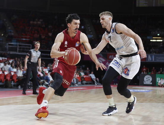 15 05 2022, Play Off 2 FC Bayern Basketball vs Chemnitz, Audi Dome Munich, basketball, sports, in the picture Nihat Djedovic FCB Basketball vs Jonas Richter Chemnitz