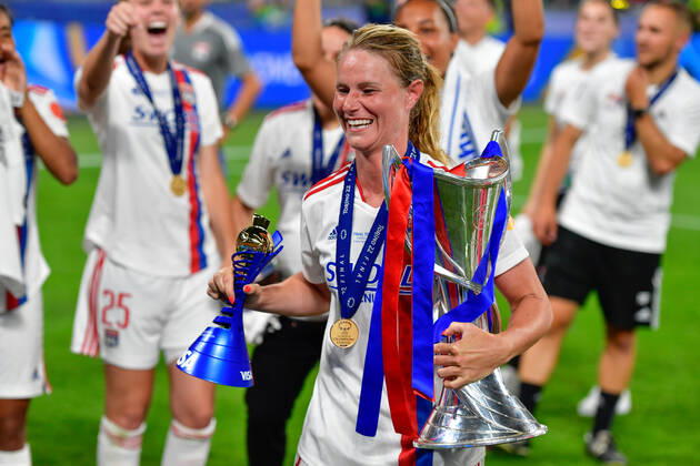 FC Barcelona, Barca v Olympique Lyon, UEFA Women?s Champions League final, football, Turin, Italy Turin, Italy. 21st, May 2022. Amandine Henry (6) of Olympique Lyon won the Player of the Match trophy and is celebrating after the UEFA Women?s Champions League final between Barcelona and Olympique Lyon at Juventus Stadium in Turin. Turin Italy Copyright: xGonzalesxPhoto TommasoxFimianox
