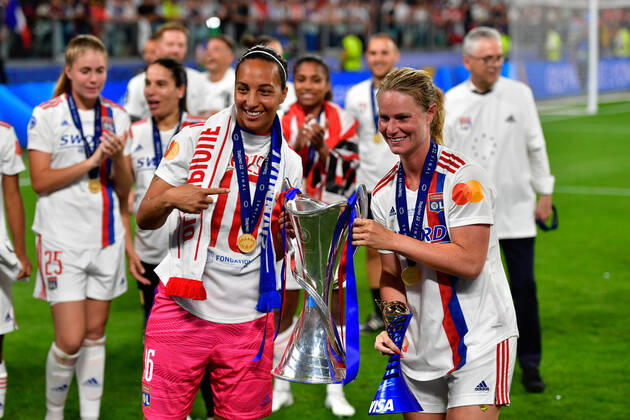 FC Barcelona, Barca v Olympique Lyon, UEFA Women?s Champions League final, football, Turin, Italy Turin, Italy. 21st, May 2022. Amandine Henry (6) of Olympique Lyon won the Player of the Match trophy and is celebrating with reserve goalkeeper Sarah Bouhaddi (16) after the UEFA Women?s Champions League final between Barcelona and Olympique Lyon at Juventus Stadium in Turin. Turin Italy Copyright: xGonzalesxPhoto TommasoxFimianox