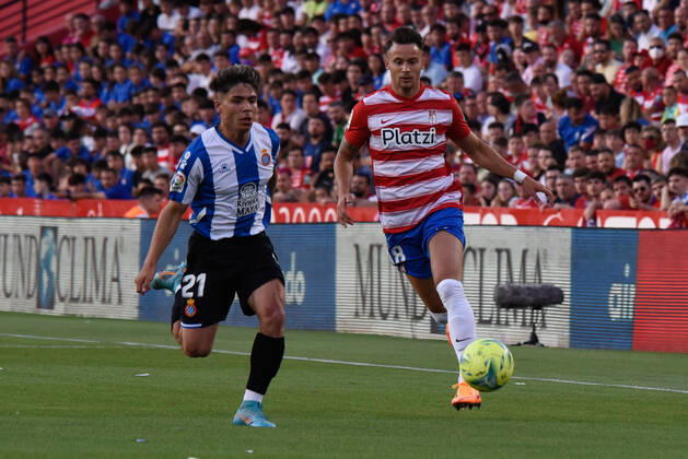 Spain: La Liga-Granada vs RCD Espanol Nico Melamed of RCD Espanol being followed by Njegos Petrovic of Granada CF during the Liga match between Granada CF and RCD Espanol at Nuevo Los Carmenes Stadium on May 10, 2022 in Granada, Spain. Granada Granada Spain Copyright: JosexMxBaldomero