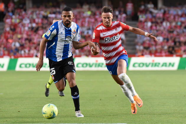 Spain: La Liga-Granada vs RCD Espanol Njegos Petrovic of Granada CF competes for the ball with Yangel Herrera of RCD Espanol during the Liga match between Granada CF and RCD Espanol at Nuevo Los Carmenes Stadium on May 10, 2022 in Granada, Spain. Granada Granada Spain Copyright: JosexMxBaldomero