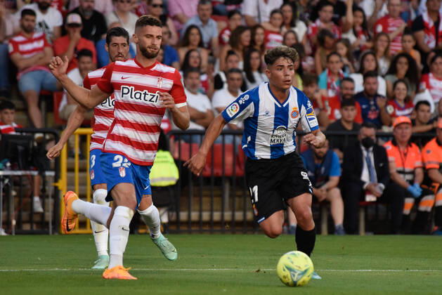Spain: La Liga-Granada vs RCD Espanol Nico Melamed of RCD Espanol being followed by Domingos Duarte of Granada CF during the Liga match between Granada CF and RCD Espanol at Nuevo Los Carmenes Stadium on May 10, 2022 in Granada, Spain. Granada Granada Spain Copyright: JosexMxBaldomero