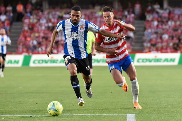Spain: La Liga-Granada vs RCD Espanol Njegos Petrovic of Granada CF competes for the ball with Yangel Herrera of RCD Espanol during the Liga match between Granada CF and RCD Espanol at Nuevo Los Carmenes Stadium on May 10, 2022 in Granada, Spain. Granada Granada Spain Copyright: JosexMxBaldomero