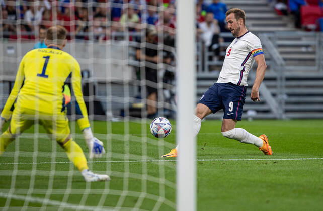 Hungary v England: UEFA Nations League - League Path Group 3 Harry Kane of England competes for the ball with Peter Gulacsi of Hungary during the UEFA Nations League A3 match at Puskas ArÃ na on June 04, 2022 in Budapest, Hungary. Budapest Hungary  Copyright: xRobertxSzaniszlox originalFilename:szaniszlo-notitle220604_npj74