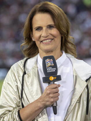 Katrin MUELLER HOHENSTEIN MÜLLER HOHENSTEIN, TV presenter football, Germany England 1 1, Laenderspiel, UEFA Nations League, 2 Spieltag, Saison 2022 2023, am 07 06 2022 in Muenchen, A L L I A N Z A R E N A, Germany DFB regulations prohibit any use of photographs as image sequences and or quasi video Â