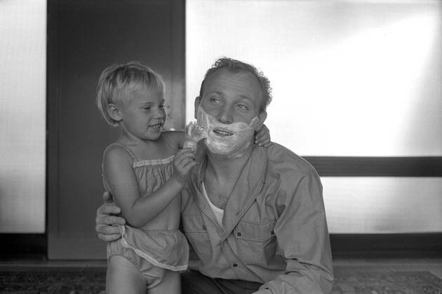 Uwe SEELER, Germany, soccer player, Hamburger SV, private, lets his daughter Kerstin lather him up with shaving cream, shaving brush, undated photo 1963,