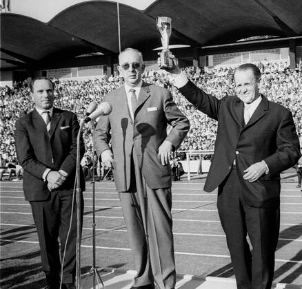 International match Germany Scotland 2 2 12 05 1964 in Hanover On the sidelines of the international match, national coach Sepp Herberger is honored on the right and bids farewell Center DFB President Dr Hermann Gösmann HM
