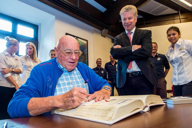 Bietigheim, Germany 12 September 2017 1 HBF 17 18 SG BBM Bietigheim Entry in the golden book from left Eberhard Bezner, Lord Mayor Jürgen Kessing Bietigheim City Hall Baden Württemberg Germany