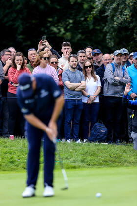 2022 Horizon Irish Open, Mount Juliet Estate, Thomastown, Kilkenny 2 7 2022 The crowd watch on as Shane Lowry misses his putt on the 14th green The crowd watch on as Shane Lowry misses his putt on the 14th green 2 7 2022  Copyright: x INPHO BenxBradyx BB1_6720