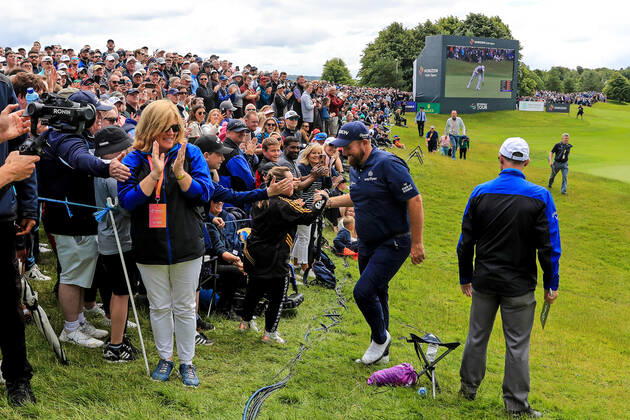2022 Horizon Irish Open, Mount Juliet Estate, Thomastown, Kilkenny 2 7 2022 Shane Lowry high fives Jennifer Malone at the 18th green as he finishes his round Shane Lowry high fives Jennifer Malone at the 18th green as he finishes his round 2 7 2022  Copyright: x INPHO BenxBradyx BB2_4413