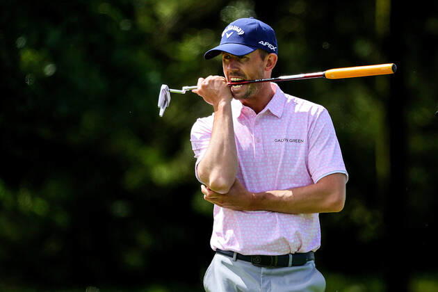 Sport Bilder des Tages 2022 Horizon Irish Open, Mount Juliet Estate, Thomastown, Kilkenny 2 7 2022 Alexander Björk bites his putter while on the 16th fairway Alexander Björk bites his putter while on the 16th fairway 2 7 2022  Copyright: x INPHO BenxBradyx BB1_7531