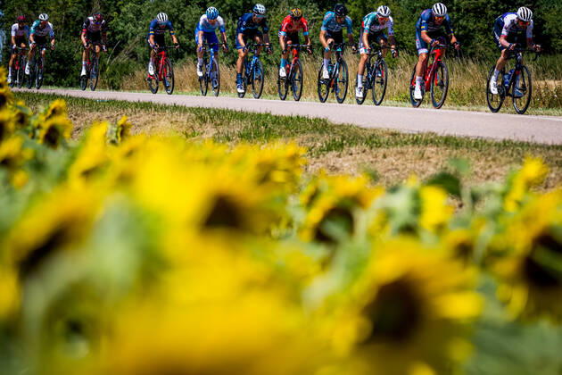 The breakaway group pictured during stage seven of the Tour de France cycling race, a 176 km race from Tomblaine to La Super Planche des Belles Filles, France, on Friday 08 July 2022. This year s Tour de France takes place from 01 to 24 July 2022. POOL - UK OUT JASPERxJACOBS x37149364x