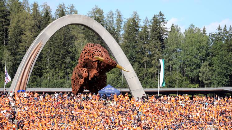 FORMULA 1 - GP of Austria 2022 SPIELBERG,AUSTRIA,09.JUL.22 - MOTORSPORTS, FORMULA 1 - Grand Prix of Austria, Red Bull Ring, sprint race. Image shows fans and a sculpture of a bull. GEPAxpictures xMarioxBuehner