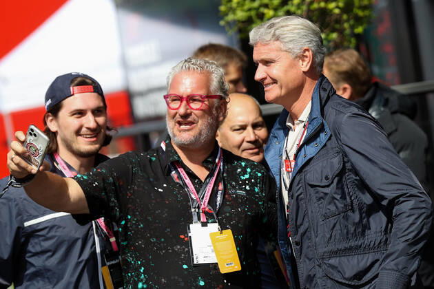 FORMULA 1 - GP of Austria 2022 SPIELBERG,AUSTRIA,10.JUL.22 - MOTORSPORTS, FORMULA 1 - Grand Prix of Austria, Red Bull Ring. Image shows David Coulthard with fans. GEPAxpictures xChristianxWalgram