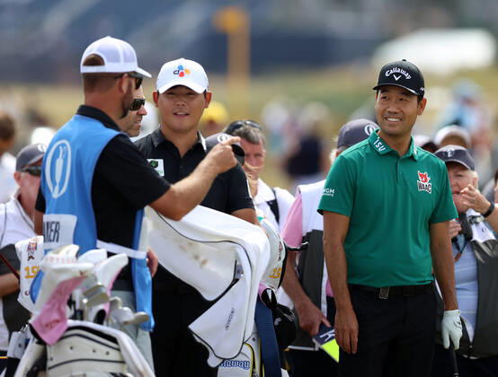 11th July 2022, Old Course at St Andrews, St Andrews, Fife, Scotland; The Open Golf Championship pre-tournament activities; Kevin Na (USA) chats with his playing partners on the 2nd tee  ActionPlus12407480 DavidxBlunsden