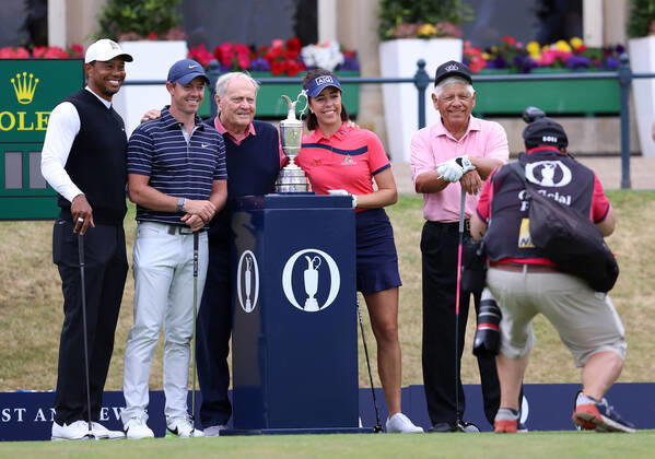 Sport Bilder des Tages 11th July 2022, Old Course at St Andrews, St Andrews, Fife, Scotland; The Open Golf Championship pre-trounament activities; Tiger Woods, Rory McIlroy, Jack Nicklaus, Georgia Hall and Lee Trevino pose for a photo with the claret jug during the Celebration of Champions event  ActionPlus12407624 DavidxBlunsden
