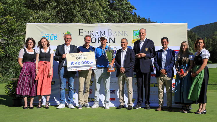 GOLF - EURAM Bank Open 2022 RAMSAU,AUSTRIA,17.JUL.22 - GOLF - Challenge Tour, EURAM Bank Open 2022, GC Adamstal. Image shows Manfred Huber (EURAM Bank), sports councilor Jochen Danninger (NOE), Marc Hammer (GER), president Franz Wittmann (GC Admastal), Franz Witt Doering (OEGV), tournament director Federico Paez Weinbaum and women. Keywords: trophy.  GEPAxpictures xMarioxBuehner