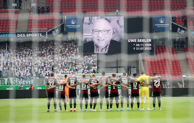 23 07 2022 Football season 2022 2023 2 Football Bundesliga 02 Matchday 1 FC Nürnberg FCN Club SpVgg Greuther Fürth Kleeblatt Derby Frankenderby Sportfoto Zink DaMa DFL regulations prohibit any use of photographs as image sequences and or quasi video only for editorial use Minute of silence before the start of the match for the late Uwe Seeler