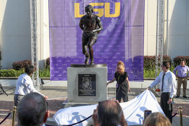 Basketball, unveiling of statue for NBA legend Pete Maravich in Baton Rouge