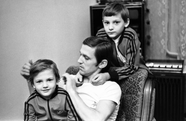Biathlete Alexander Tikhonov 8242369 25.02.1980 Three-time Olympic champion in biathlon Alexander Tikhonov is seen with his sons at home. Moscow Russia  Copyright: xx