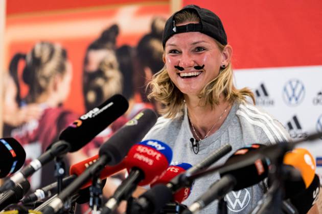 UEFA WOMENS EURO ENGLAND 2022 Press Conference Germany 29 07 2022 Alexandra Popp Germany, 11 with pasted mustache and cap in response to FUMS meme UEFA WOMENS EURO ENGLAND 2022 Press Conference Germany The Grove, London, 29 07 2022 Copyright: xBEAUTIFULxSPORTS Wunderlx